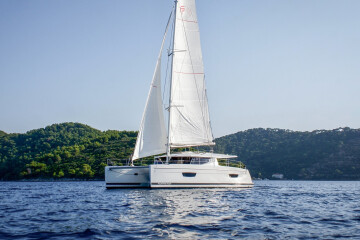 Helia 44 Lounge