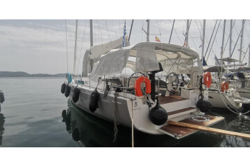 Oceanis 51.1 Living in sea